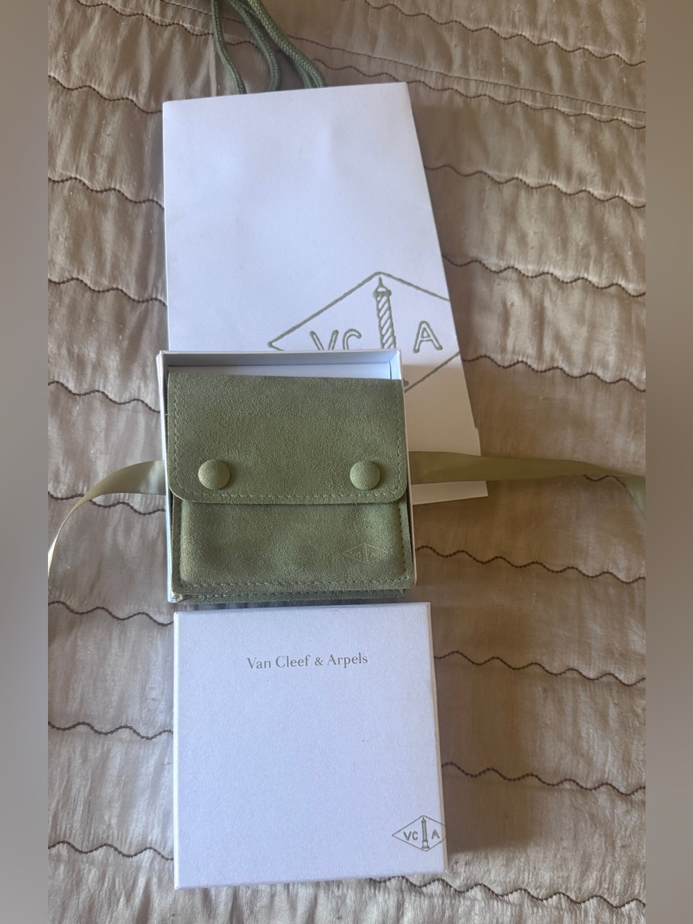 Authentic 💯Van Cleef & Arpels Olive Green Suede Card Case
